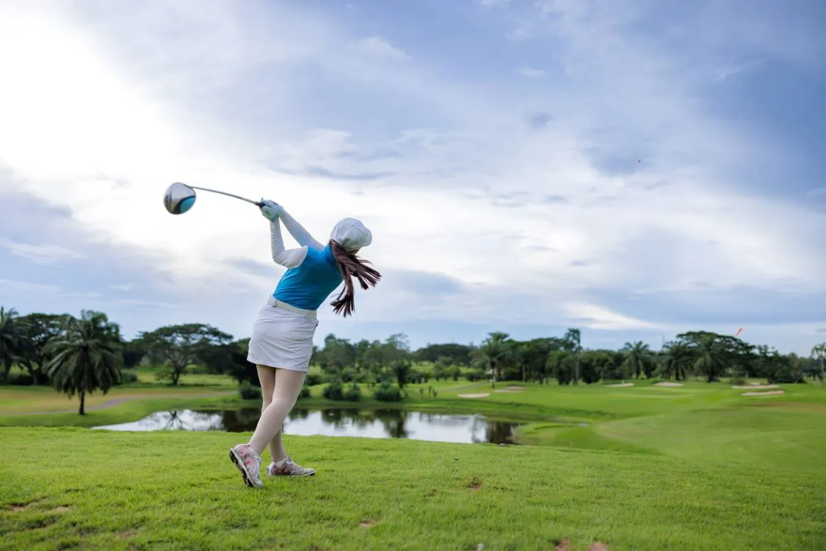 ゴルフ飛距離アップ完全ガイド｜ドライバーを飛ばす柔軟性＆体幹トレと自宅メニュー