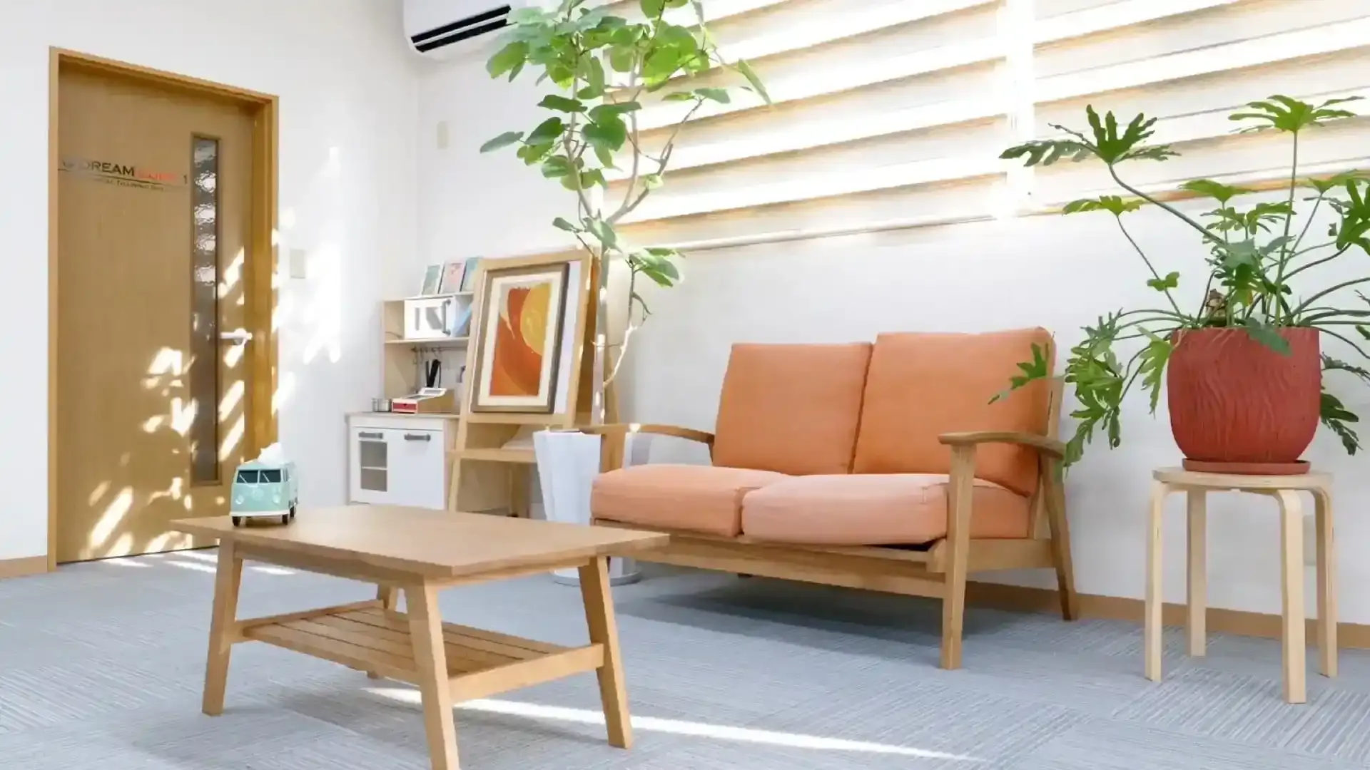 浜田山店の店舗外観とトレーナー