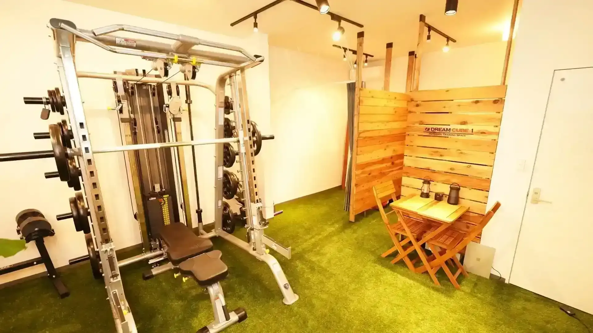 三鷹店の店舗外観とトレーナー